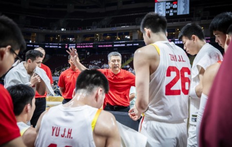 华体会体育官方-比张镇麟还差！中国男篮逆转夜最失意之人：失误被换下 出场30秒