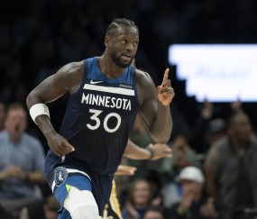 华体会hth-完全不设防！兰德尔一个转身到内线轻松扣进 森林狼领先雄鹿31分